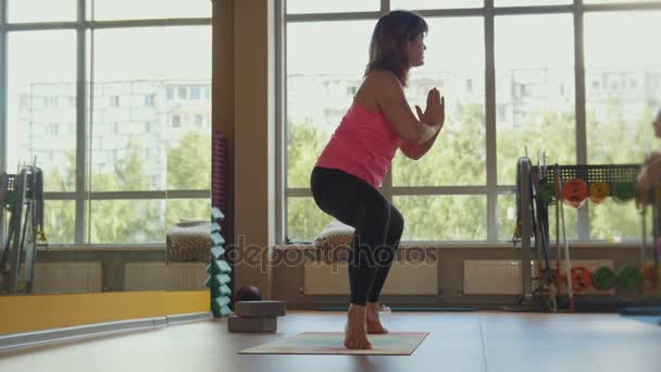 Yoga-Trainerin macht Übungen im Fitnessstudio - Fitnessstunde für reife Frauen — Stockvideo