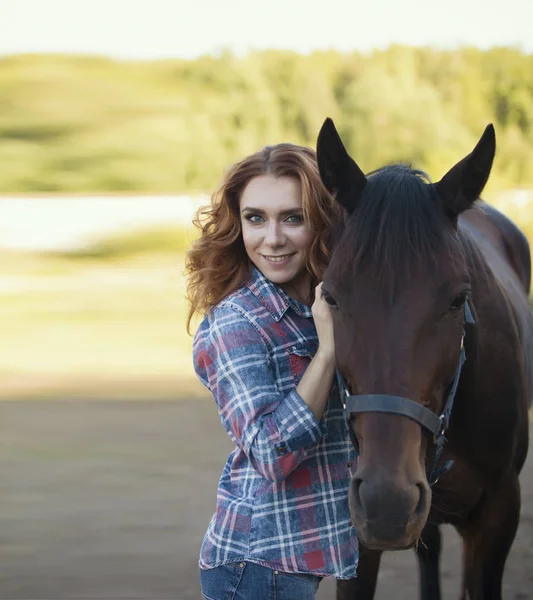 Žena a kůň dohromady u stánku — Stock fotografie