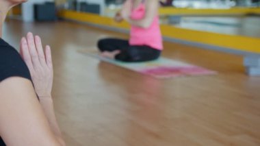 Koç grup kadın - yoga jimnastik salonu için lotus poz gösterir