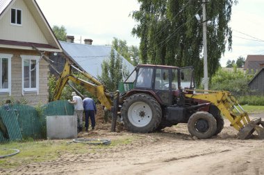 Ekskavatör yükleme - kırsal cottage için kanalizasyon inşaat asansörleri