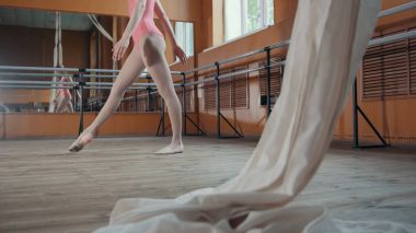 Zarif kız balerin stüdyoda dans unsurları pratik