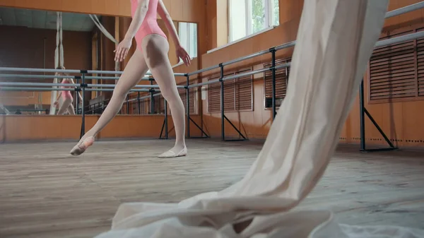 Zarif kız balerin stüdyoda dans unsurları pratik