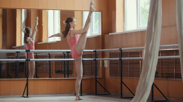 Bailarina de Ballet de Niña Entrenamiento en habitación espejo - traje rosa —  Fotos de Stock