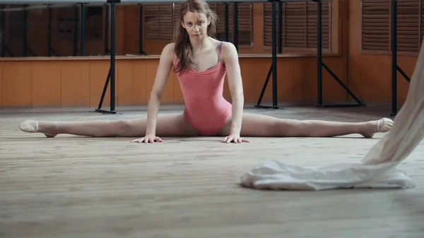 Tonåring sport - modell flicka akrobatiska sitter på en splittringar — Stockfoto