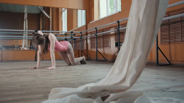 Modello ragazza ballerina pratica in studio — Foto Stock