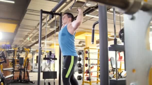 Entrenamiento de levantador de pesas en el gimnasio - joven musculoso realizar el entrenamiento de bíceps, slider shot — Vídeos de Stock