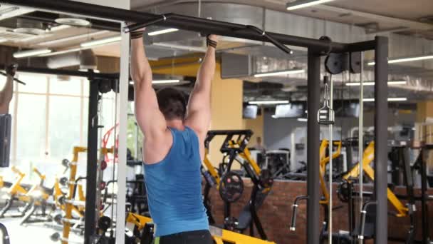 Junger Sportler macht Klimmzugstange-Bauchgymnastik im Fitnessstudio — Stockvideo