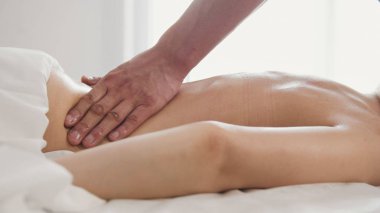 Rahatlatıcı masaj spa odasında sarışın genç kadın model alma