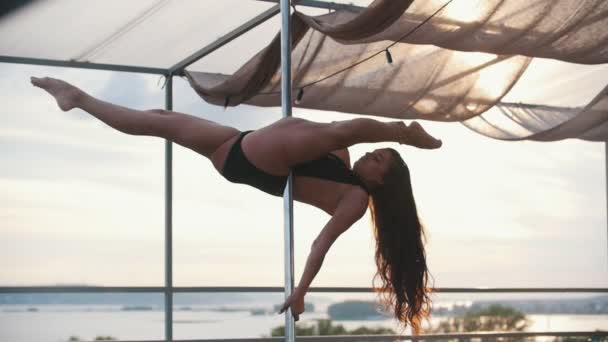 Joven hermosa bailarina con pelo fluido bailando al aire libre - pole dance, slow-motion — Vídeos de Stock