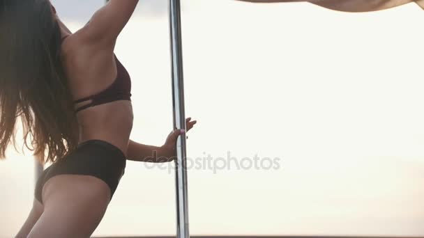 Ragazza che balla su un palo, modello di fitness ballerina - performance all'aperto — Video Stock