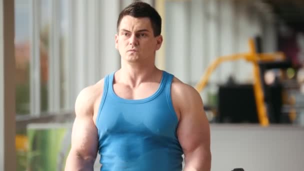 Bodybuilding i gymmet - muskulös man utbildning hans biceps, närbild — Stockvideo