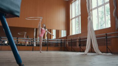 Sporcu genç kadın ile jimnastik hoop eğitiyor