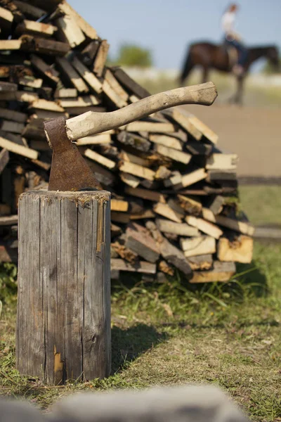 오래 된 도끼 재목-러시아에서 농장 근처 그 루터 기에 갇혀 — 스톡 사진