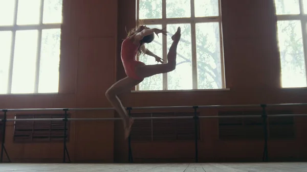 Bailarina realiza truques acrobáticos em estúdio — Fotografia de Stock