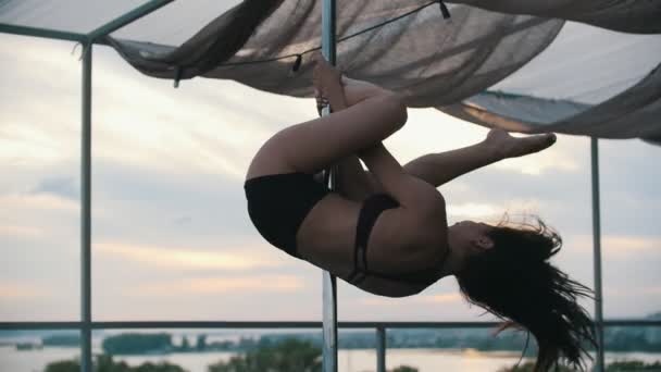 Menina dançando em um pólo de cabeça para baixo, modelo de fitness dançarino - desempenho ao ar livre, câmera lenta — Vídeo de Stock