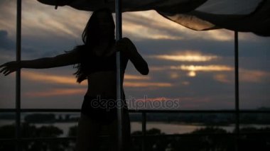 Bir direğe, dansçı fitness modeli - açık performans dans kız bir silueti hızlı atış