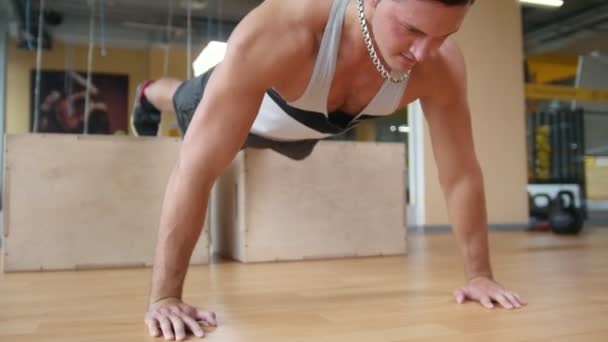 Muscular culturista - fitness hombre haciendo flexiones en el gimnasio — Vídeo de stock