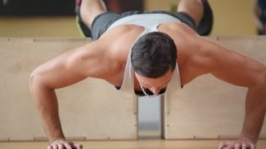 Güçlü adam vücut geliştirmeci - gerçekleştirir push up spor salonunda - görünümü kapatın