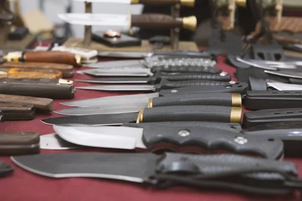 Cuchillos cazadores en tienda especial — Foto de Stock