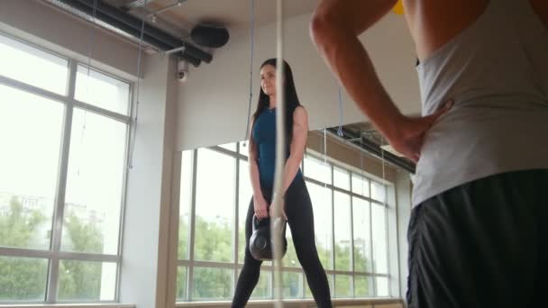 Vrouw uitwerken doen squats met wegen in de sportschool, schuifregelaar — Stockvideo