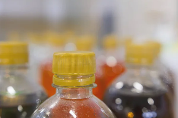 Безалкогольные напитки в пластиковой бутылке в супермаркете - макро выстрел — стоковое фото