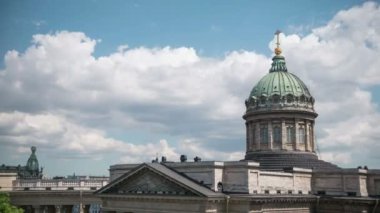 Saint-Petersburg, Rusya Federasyonu - 3 Temmuz 2017, Kazansky Katedrali - Saint Petersburg, Rusya'nın turistik Simgesel Yapı bir kubbe - hızlandırılmış
