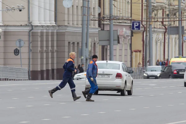 Kazan, Oroszország, 2017. szeptember 5., két férfi munkavállalók overall fut át az autópálya — Stock Fotó