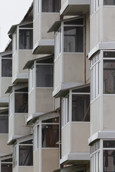 Veel van identieke balkons op levende gebouw — Gratis stockfoto