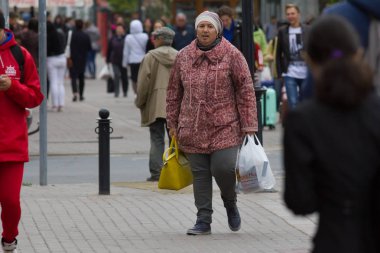 Kazan, Rusya - 5 Eylül 2017: yorgun yetişkin kadın alışveriş torbaları ile sokakta