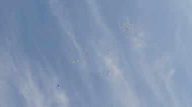 Mavi gökyüzü arka plan üzerinde renkli hava balonları