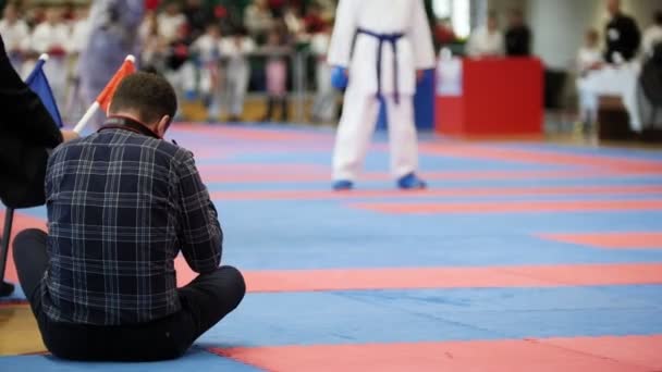 Fotografer skjuta under en karate tävlingar — Stockvideo