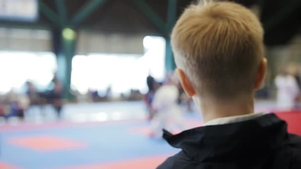 Karate championship - tiener jongen kijken karate vechten — Stockvideo