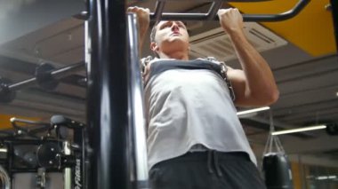 Spor salonunda vücut geliştirmeci çekme pazı ile metal zinciri için gerçekleştirir