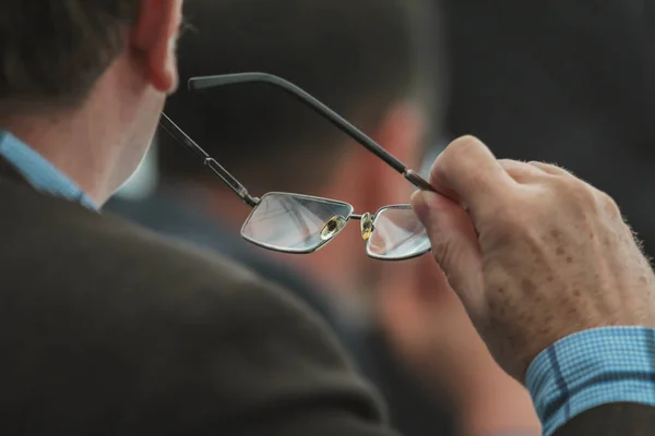 Senior affärsman med glasögon på presentationer eller föreläsning, närbild — Stockfoto