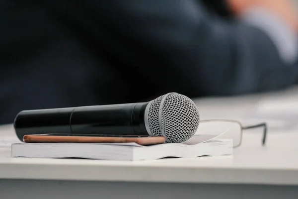 Microfono sul tavolo alla presentazione o seminario aziendale, da vicino — Foto Stock