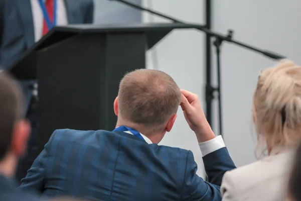 Ascoltatore maschio in giacca e cravatta alla conferenza o workshop di lavoro, presentazione — Foto Stock