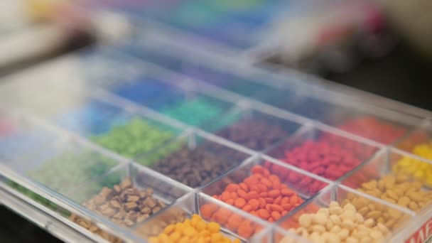 Kolorowe granulaty tworzyw sztucznych na wytłaczarki do produkcji tworzyw sztucznych na wytłaczanie manufaktury — Wideo stockowe