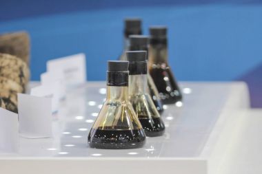 Ham petrol şişe sergi içinde