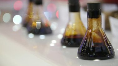Ham petrol şişe sergi içinde