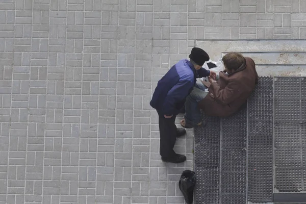 Twee bedelaars in de buurt van de orthodoxe kerk in Rusland — Stockfoto