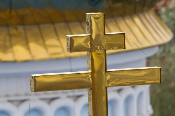 Золотий православний хрест на куполі церкви — стокове фото