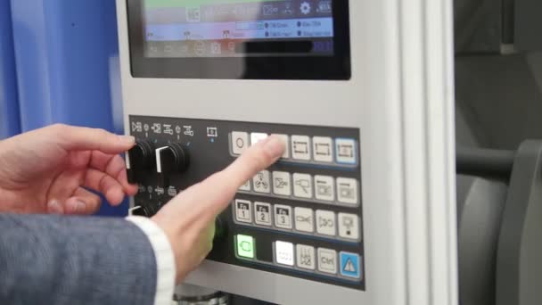 Seguridad energética - panel de gestión del sistema. Hombre trabajador manipula para control remoto industrial — Vídeo de stock