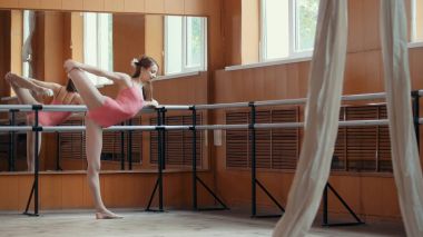 Genç bir kız incelikle akrobasi hileler studio gerçekleştirir.