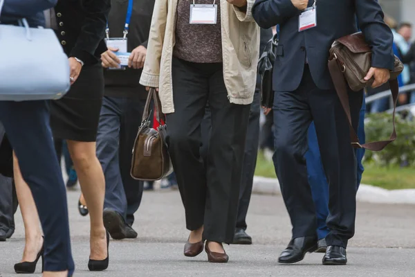 Vrouwelijke ondernemers en zakenmensen wandelen langs de straat op conferentie of tentoonstelling — Stockfoto
