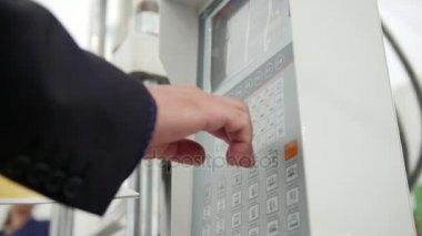 Adam işçi ekstrüzyon fabrikada bir kontrol paneli ile yönetir