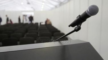 Konferans konuşması - performansları için bekleyen oditoryum Sahne Alanı'nda mikrofon yakın çekim