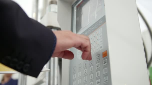 Hombre trabajador gestiona fábrica de extrusión con un panel de control — Vídeo de stock