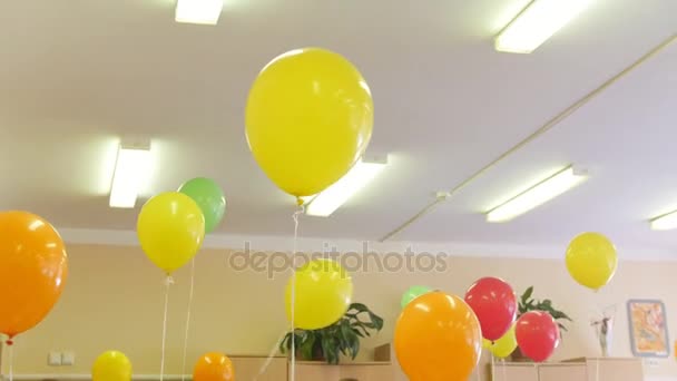 Az irodai vagy iskolai szoba színes hőlégballonok
