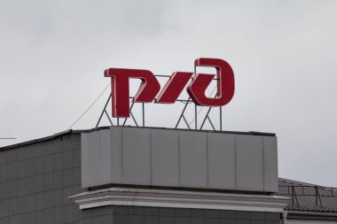 Kazan, Rusya Federasyonu - 9 Eylül 2017: terminal üzerinde amblemi-Rus Demiryolları