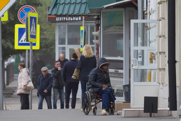 KAZAN, RUSSIA - September 9, 2017: Disabled beggar poor man with wheelchair on the Ostrovskogo street asking for money or food — Stock Photo, Image